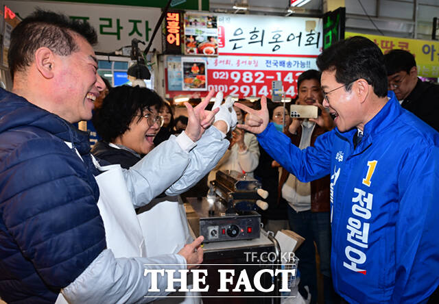 정원오 더불어민주당 서울시장 예비후보가 6일 오후 서울 강북구 수유시장을 찾아 농인 상인 부부와 수어로 인사하고 있다. /이새롬 기자