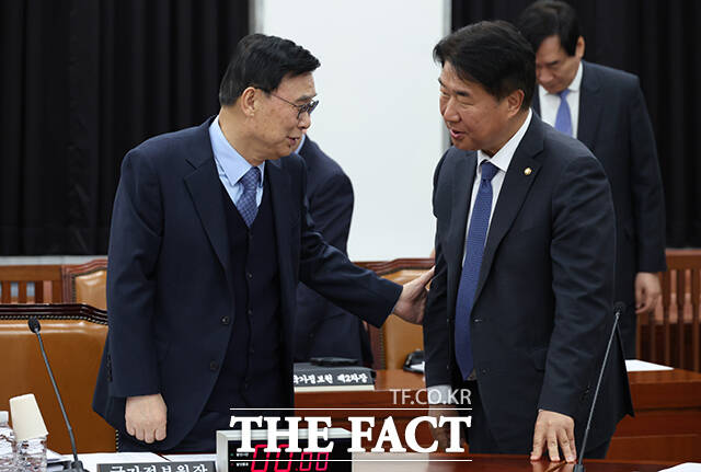 신성범 정보위원장이 6일 오전 서울 여의도 국회에서 열린 정보위원회 전체회의에 참석해 안건을 상정하고 있다.