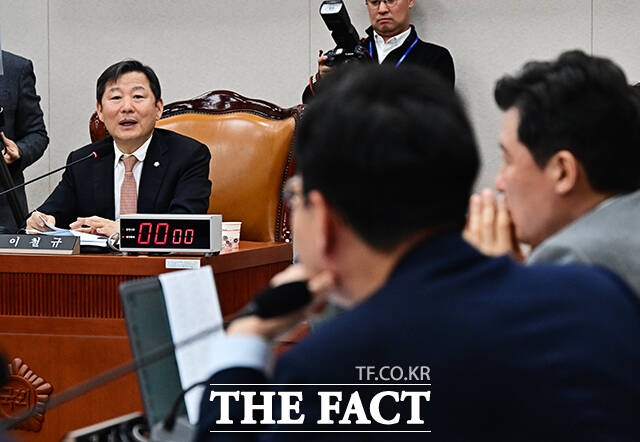 회의 주재하는 이철규 산자위원장.