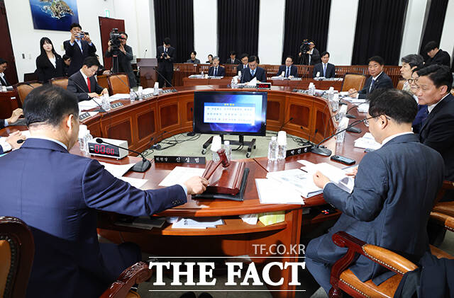 신성범 정보위원장이 6일 오전 서울 여의도 국회에서 열린 정보위원회 전체회의에 참석해 안건을 상정하고 있다.