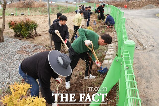 제81회 식목일을 맞아 6일 오후 대전특수교육수련체험관에서 대전시교육청 직원 및 공무원노조 조합원들이 나무 심기 행사를 진행하고 있다. /대전시교육청