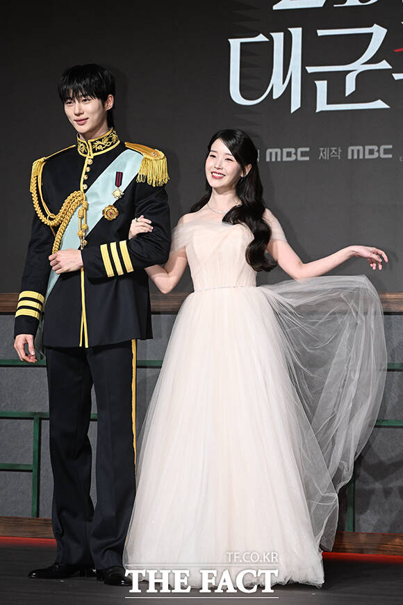 배우 변우석(왼쪽)과 아이유가 6일 오후 서울 강남구 조선 팰리스 서울 강남에서 열린 MBC 새 금토드라마 ‘21세기 대군부인’ 제작발표회에 참석해 포즈를 취하고 있다. /김성렬 기자