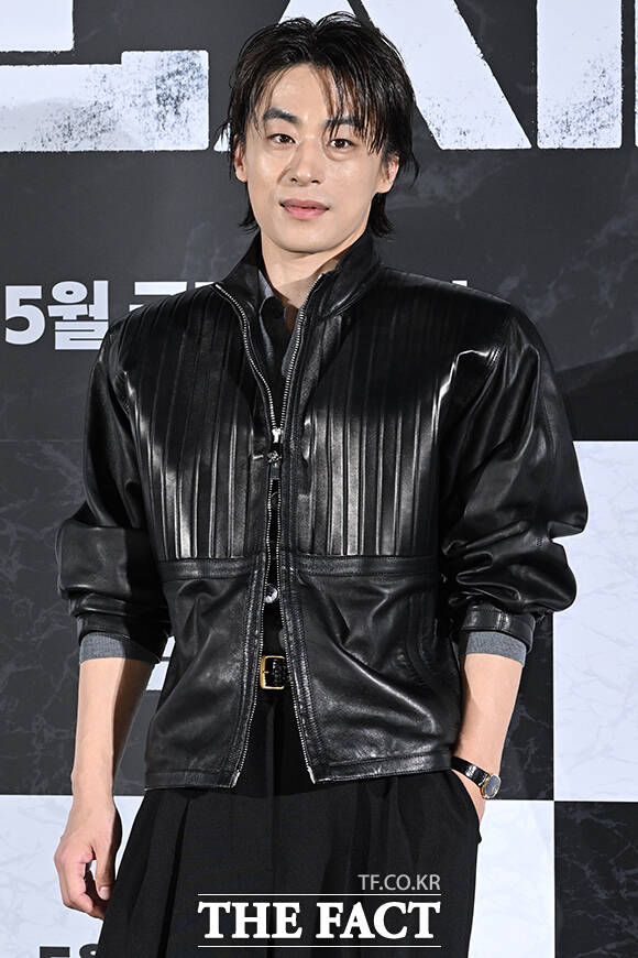 배우 고수, 김신록, 신현빈, 연상호 감독, 배우 전지현, 구교환, 지창욱(왼쪽부터)이 6일 오전 서울 용산구 CGV 용산 아이파크몰에서 열린 영화 '군체' 제작보고회에 참석해 포즈를 취하고 있다. /김성렬 기자