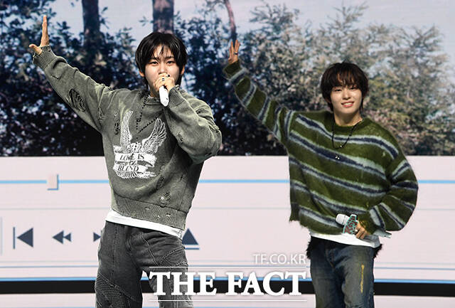 그룹 킥플립(KickFlip)이 6일 오후 서울 광진구 예스24 라이브홀에서 열린 네 번째 미니앨범 'My First Kick(마이 퍼스트 킥)' 발매 기념 쇼케이스에 참석해 수록곡 'Twenty(트웬티)' 무대를 펼치고 있다. /박상민 기자