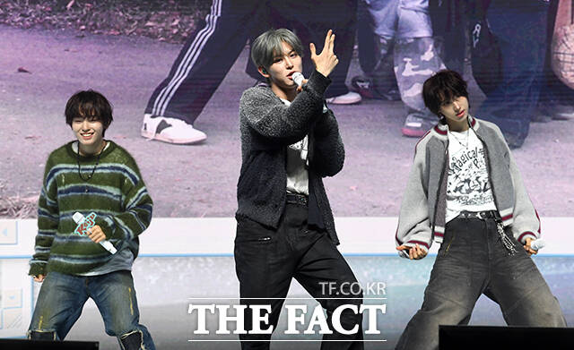 그룹 킥플립(KickFlip)이 6일 오후 서울 광진구 예스24 라이브홀에서 열린 네 번째 미니앨범 'My First Kick(마이 퍼스트 킥)' 발매 기념 쇼케이스에 참석해 수록곡 'Twenty(트웬티)' 무대를 펼치고 있다. /박상민 기자