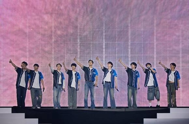 그룹 슈퍼주니어가 5일 진행한 월드투어 앙코르 공연 'SUPER SHOW 10 SJ - CORE in SEOUL'에서 낙상사고가 발생해 관객 일부가 부상을 당했다. 사진은 슈퍼주니어가 'SUPER SHOW 10' 콘서트에서 공연을 펼치는 모습이다./SM엔터테인먼트