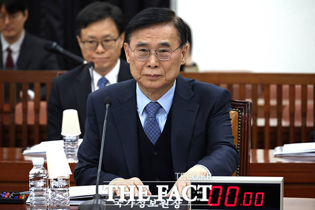 신성범 정보위원장이 6일 오전 서울 여의도 국회에서 열린 정보위원회 전체회의에 참석해 안건을 상정하고 있다.