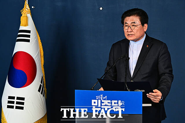 소병훈 더불어민주당 중앙당선거관리위원장이 6일 오후 서울 여의도 더불어민주당 당사에서 6.3 지방선거 충남도지사 후보자 본경선 개표 결과 발표를 하고 있다. /배정한 기자