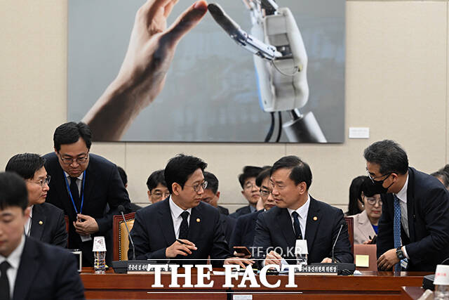 최민희 국회 과학기술정보방송통신위원장이 의사봉을 두드리고 있다.