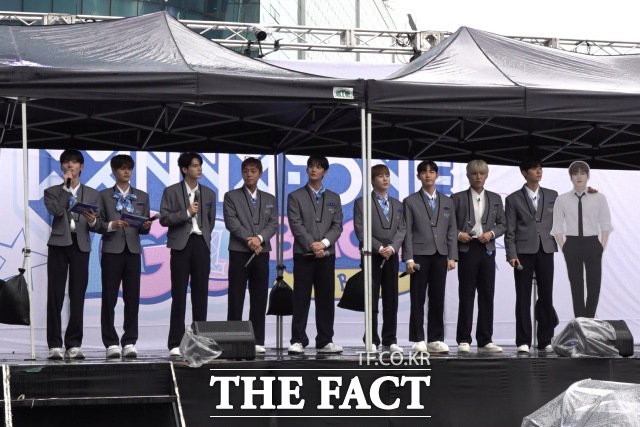 그룹 워너원(Wanna One)이 6일 오전 서울 마포구 DMC 문화공원에서 엠넷플러스(Mnet Plus) 새 예능 프로그램 WANNA ONE GO : Back to Base(워너원 고 : 백투베이스) 공개에 앞서 오프닝 세레머니 행사를 열고 팬들과 만나고 있다. /마포구=김민지 기자