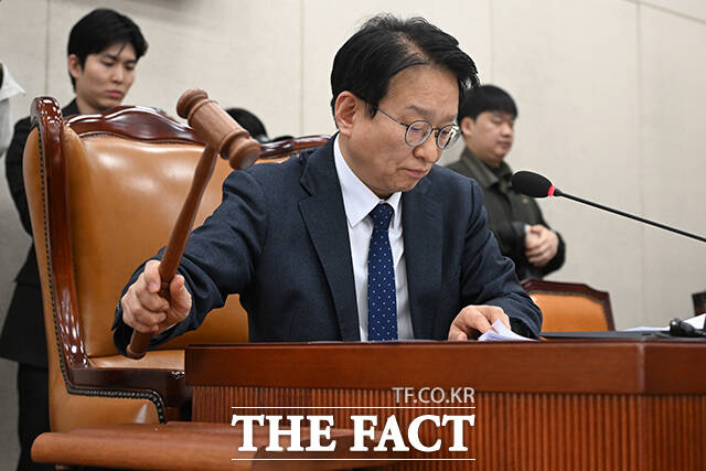 박덕흠 국민의힘 의원(왼쪽)과 한병도 더불어민주당 원내대표가 행안위 전체회의에 앞서 인사를 나누고 있다.