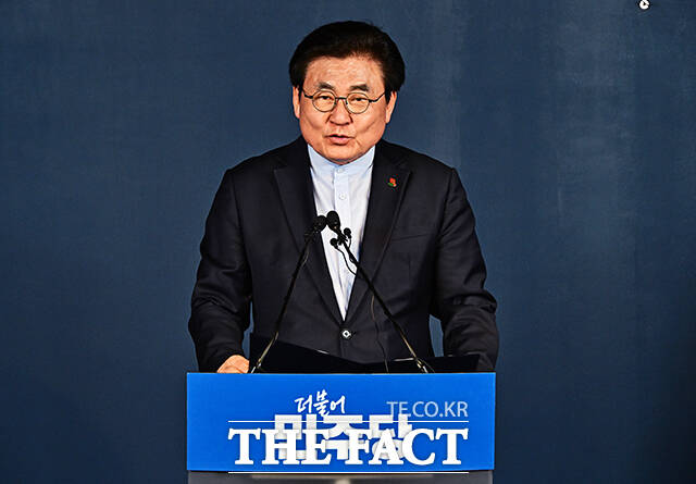 소병훈 더불어민주당 중앙당선거관리위원장이 6일 오후 서울 여의도 더불어민주당 당사에서 6.3 지방선거 충남도지사 후보자 본경선 개표 결과 발표를 하고 있다. /배정한 기자