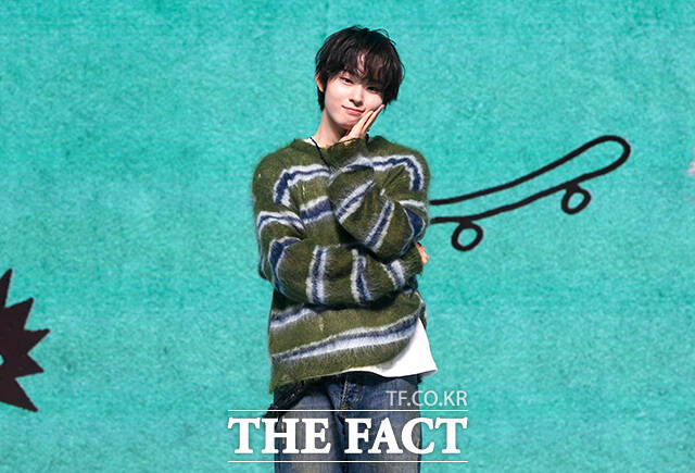 그룹 킥플립(KickFlip)이 6일 오후 서울 광진구 예스24 라이브홀에서 열린 네 번째 미니앨범 'My First Kick(마이 퍼스트 킥)' 발매 기념 쇼케이스에 참석해 포즈를 취하고 있다. /박상민 기자