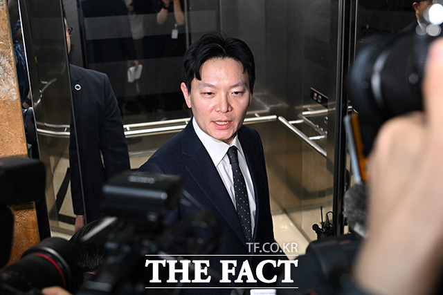 쌍방울 대북 송금 의혹 사건의 수사 담당자인 박상용 인천지검 부부장검사가 3일 오후 서울 여의도 국회에서 열린 윤석열 정권 정치검찰 조작기소 의혹사건 진상규명 국정조사 특별위원회 전체회의에 출석해 증인 선서 거부 소명서를 서영교 특위 위원장에게 전달한 뒤 퇴장하고 있다. /국회=남용희 기자