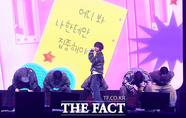 그룹 킥플립(KickFlip)이 6일 오후 서울 광진구 예스24 라이브홀에서 열린 네 번째 미니앨범 'My First Kick(마이 퍼스트 킥)' 발매 기념 쇼케이스에 참석해 타이틀곡 '눈에 거슬리고 싶어' 무대를 펼치고 있다. /박상민 기자