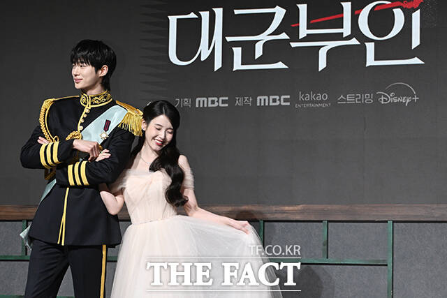 배우 변우석(왼쪽)과 아이유가 6일 오후 서울 강남구 조선 팰리스 서울 강남에서 열린 MBC 새 금토드라마 ‘21세기 대군부인’ 제작발표회에 참석해 포즈를 취하고 있다. /김성렬 기자