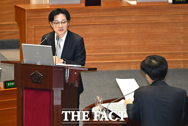 답변하는 김정관 산업통상부 장관(왼쪽).