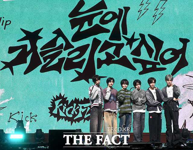 그룹 킥플립(KickFlip)이 6일 오후 서울 광진구 예스24 라이브홀에서 열린 네 번째 미니앨범 'My First Kick(마이 퍼스트 킥)' 발매 기념 쇼케이스에 참석해 포즈를 취하고 있다. /박상민 기자