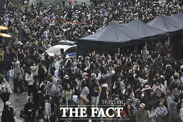 팬들이 멤버들의 사진을 찍고 있다.