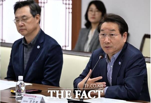 유정복 인천시장이 6일 시청 장미홀에서 열린 2026년 공무원 단체교섭 상견례에서 인사말을 하고 있다./인천시