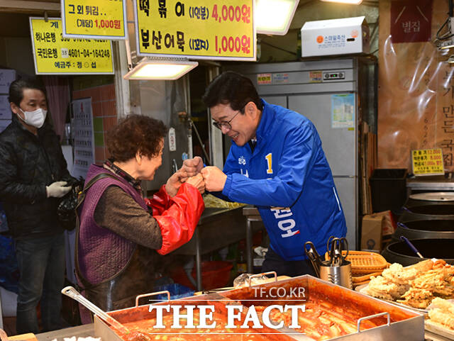 정원오 더불어민주당 서울시장 예비후보가 6일 오후 서울 강북구 수유시장을 찾아 농인 상인 부부와 수어로 인사하고 있다. /이새롬 기자