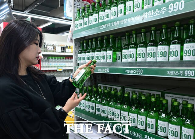충청권 대표 주류기업 선양소주가 병당 990원인 '착한소주 990'을 선보인 가운데, 6일 서울 송파구 가락몰 다농마트를 찾은 소비자들이 제품을 구매하고 있다. /이새롬 기자