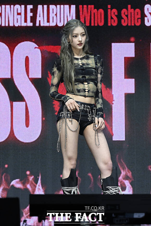 멤버들이 하트 포즈를 취하고 있다.