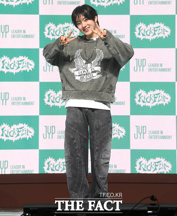 그룹 킥플립(KickFlip)이 6일 오후 서울 광진구 예스24 라이브홀에서 열린 네 번째 미니앨범 'My First Kick(마이 퍼스트 킥)' 발매 기념 쇼케이스에 참석해 포즈를 취하고 있다. /박상민 기자