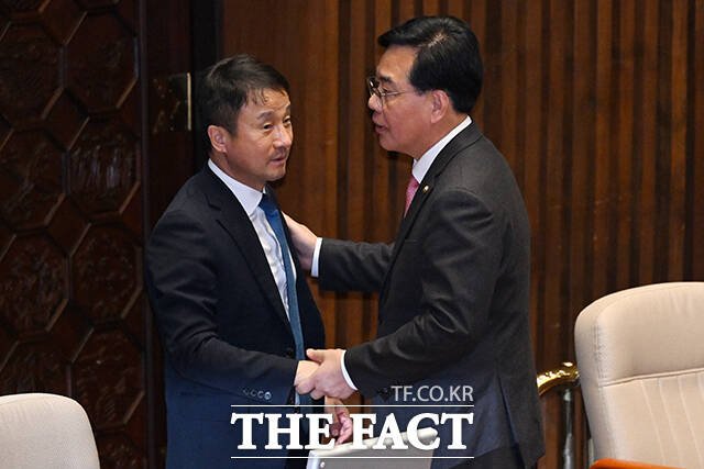 송언석 국민의힘 원내대표(오른쪽)가 6일 오후 국회 본회의장에서 열린 경제 분야 대정부질문에서 한병도 더불어민주당 원내대표를 찾아가 손을 잡고 대화를 나누고 있다. /국회=서예원 기자