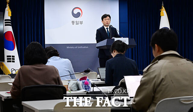 윤민호 통일부 대변인이 6일 오전 서울 종로구 정부서울청사에서 현안 관련 정례브리핑을 하고 있다. /임영무 기자