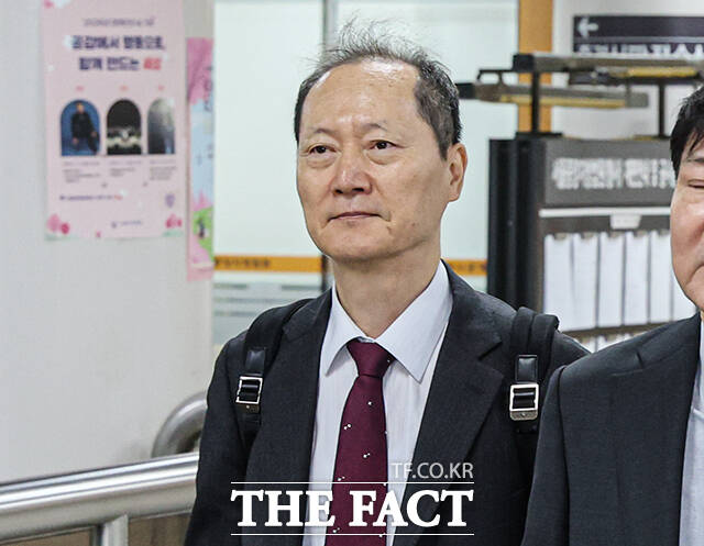 국회증언감정법 위반 혐의를 받는 이완규 전 법제처장이 6일 오전 서울 서초구 서울중앙지방법원에서 열린 공판에 출석하고 있다. /박헌우 기자