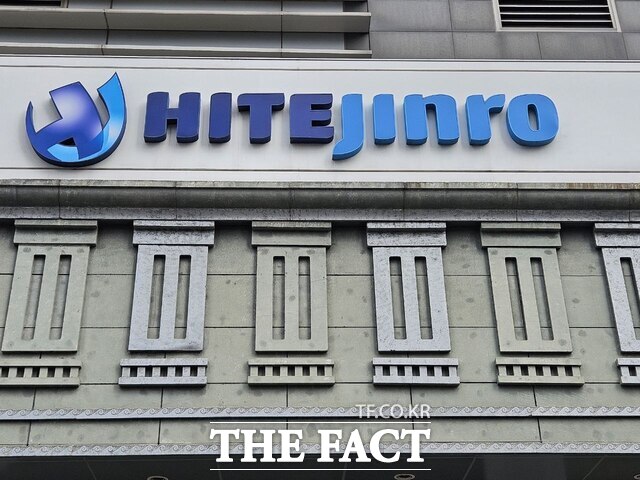 국내 소비 심리 위축과 주류 시장 침체가 맞물리면서 하이트진로가 본업인 소주와 맥주 부문에서 모두 역성장했다. 하이트진로는 실적 반등을 목표로 14년 만에 새 대표 체제를 맞는 등 경영 쇄신에 나섰다. /더팩트 DB