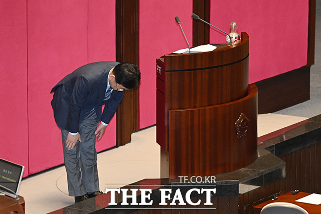 당선 인사하는 김정호 신임 국회 기후에너지환경노동위원회 위원장(아래).