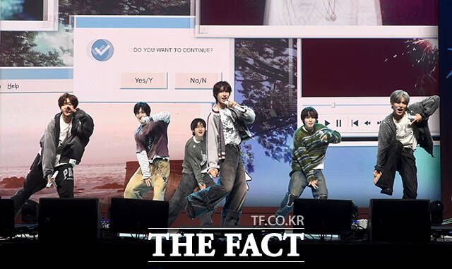 그룹 킥플립(KickFlip)이 6일 오후 서울 광진구 예스24 라이브홀에서 열린 네 번째 미니앨범 'My First Kick(마이 퍼스트 킥)' 발매 기념 쇼케이스에 참석해 수록곡 'Twenty(트웬티)' 무대를 펼치고 있다. /박상민 기자