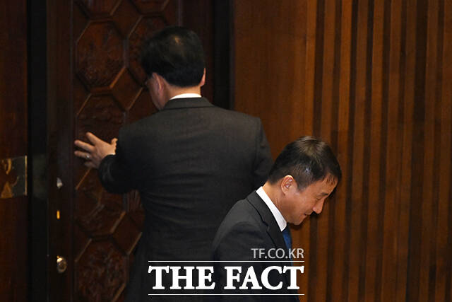 송언석 국민의힘 원내대표(오른쪽)가 6일 오후 국회 본회의장에서 열린 경제 분야 대정부질문에서 한병도 더불어민주당 원내대표를 찾아가 손을 잡고 대화를 나누고 있다. /국회=서예원 기자