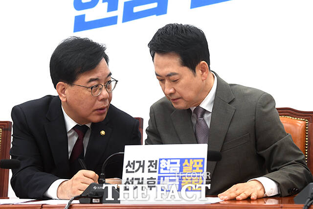 국민의힘은 연일 물가 상승으로 서민의 부담이 커지고 있다며 정부와 여당을 비판하고 있다. 사진은 국민의힘 송언석(왼쪽) 원내대표와 장동혁 대표가 지난 2일 국회에서 열린 최고위원회에서 대화하는 모습. /박상민 기자