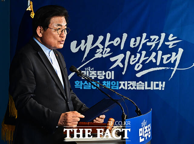 소병훈 더불어민주당 중앙당선거관리위원장이 6일 오후 서울 여의도 더불어민주당 당사에서 세종특별자치시장 후보자 본경선 개표 결과 발표를 하고 있다. /배정한 기자