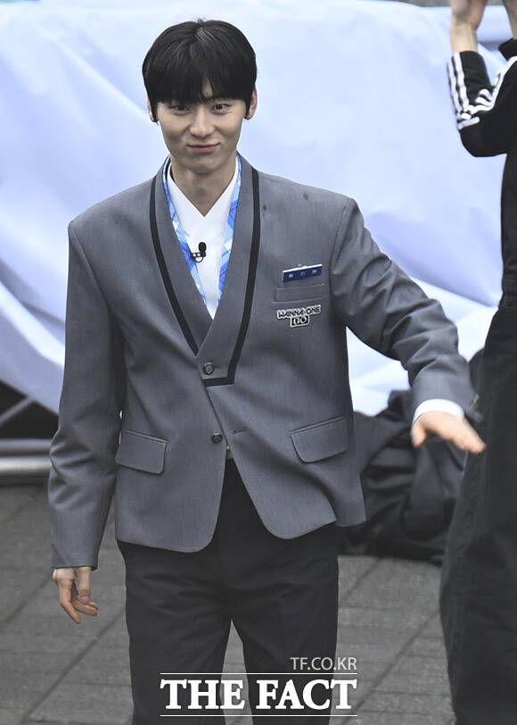 워너원이 팬들과 대화를 하고 있다.