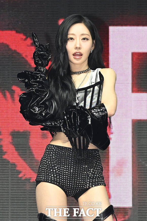 멤버들이 하트 포즈를 취하고 있다.