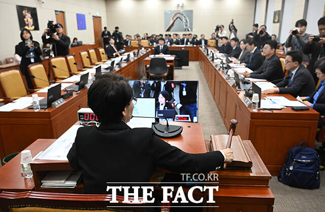 최민희 국회 과학기술정보방송통신위원장이 의사봉을 두드리고 있다.