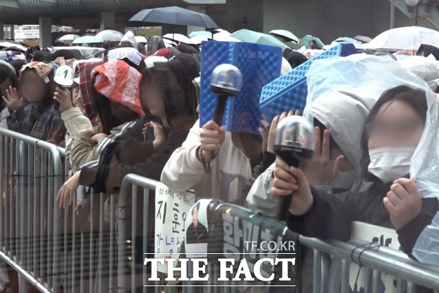 그룹 워너원(Wanna One)이 6일 오전 서울 마포구 DMC 문화공원에서 엠넷플러스(Mnet Plus) 새 예능 프로그램 WANNA ONE GO : Back to Base(워너원 고 : 백투베이스) 공개에 앞서 오프닝 세리머니 행사를 열고 팬들과 만나고 있다. /마포구=김민지 기자