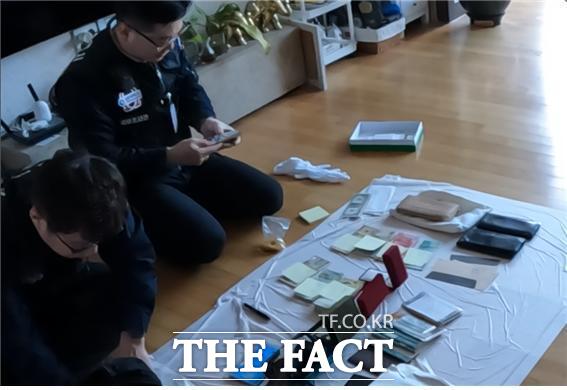 인천시 고액 체납자 전담반인 오메가(Ω) 추적 징수반이 고의적 납부 회피자를 대상으로 강도 높은 가택수색을 실시해 총 1억 4000만 원의 체납액을 현장에서 징수하고 명품 등 동산 30점을 압류했다. /인천시