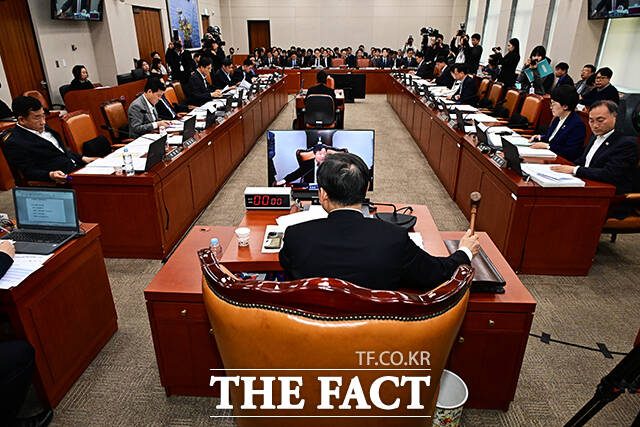 의사봉 두드리는 이철규 산자위원장.