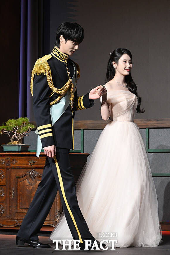 배우 변우석(왼쪽)과 아이유가 6일 오후 서울 강남구 조선 팰리스 서울 강남에서 열린 MBC 새 금토드라마 ‘21세기 대군부인’ 제작발표회에 참석해 포즈를 취하고 있다. /김성렬 기자