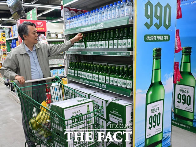 충청권 대표 주류기업 선양소주가 병당 990원인 '착한소주 990'을 선보인 가운데, 6일 서울 송파구 가락몰 다농마트를 찾은 소비자들이 제품을 구매하고 있다. /이새롬 기자