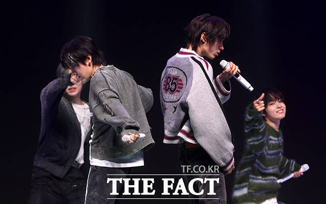 그룹 킥플립(KickFlip)이 6일 오후 서울 광진구 예스24 라이브홀에서 열린 네 번째 미니앨범 'My First Kick(마이 퍼스트 킥)' 발매 기념 쇼케이스에 참석해 타이틀곡 '눈에 거슬리고 싶어' 무대를 펼치고 있다. /박상민 기자