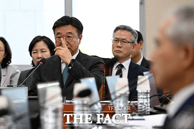 박덕흠 국민의힘 의원(왼쪽)과 한병도 더불어민주당 원내대표가 행안위 전체회의에 앞서 인사를 나누고 있다.