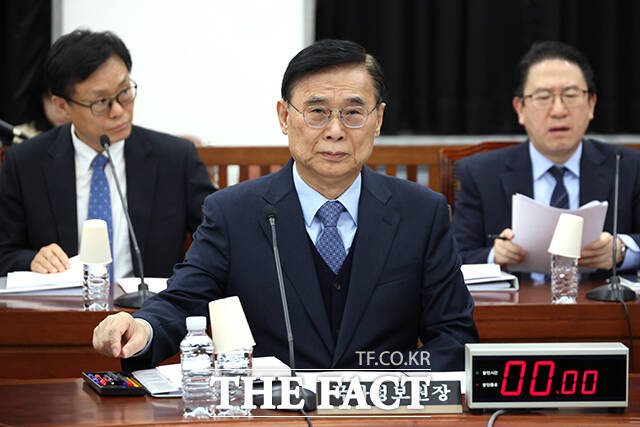 이종석 국정원장이 6일 오전 서울 여의도 국회에서 열린 정보위원회 전체회의에 출석하고 있다. /국회=배정한 기자