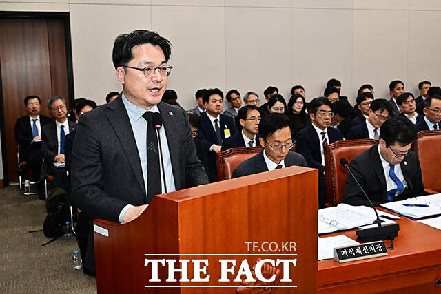 추경에 대한 제안설명하는 문신학 산업통상무 차관(왼쪽).