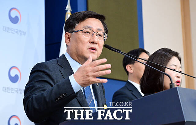 김성환 기후에너지환경부 장관이 6일 오후 서울 종로구 정부서울청사 별관에서 에너지 대전환 추진 계획을 발표하고 있다. /임영무 기자